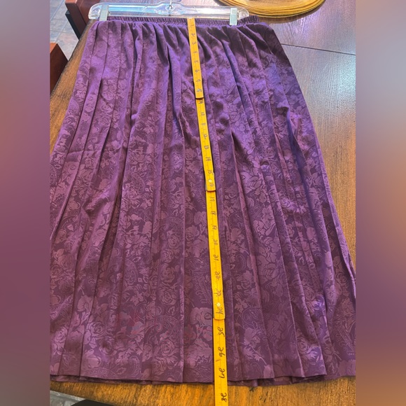 Lavender satin vintage accordion skirt (T21)Sz 8 see pics for measurements ☂️✨⭐️ - Picture 6 of 7